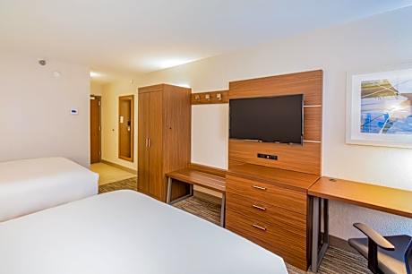 Standard Queen Room with Balcony and City View