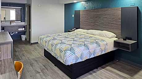 1 KING BED | SMOKING