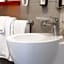 White 1903 - Rooftop Pool & Luxury Rooms