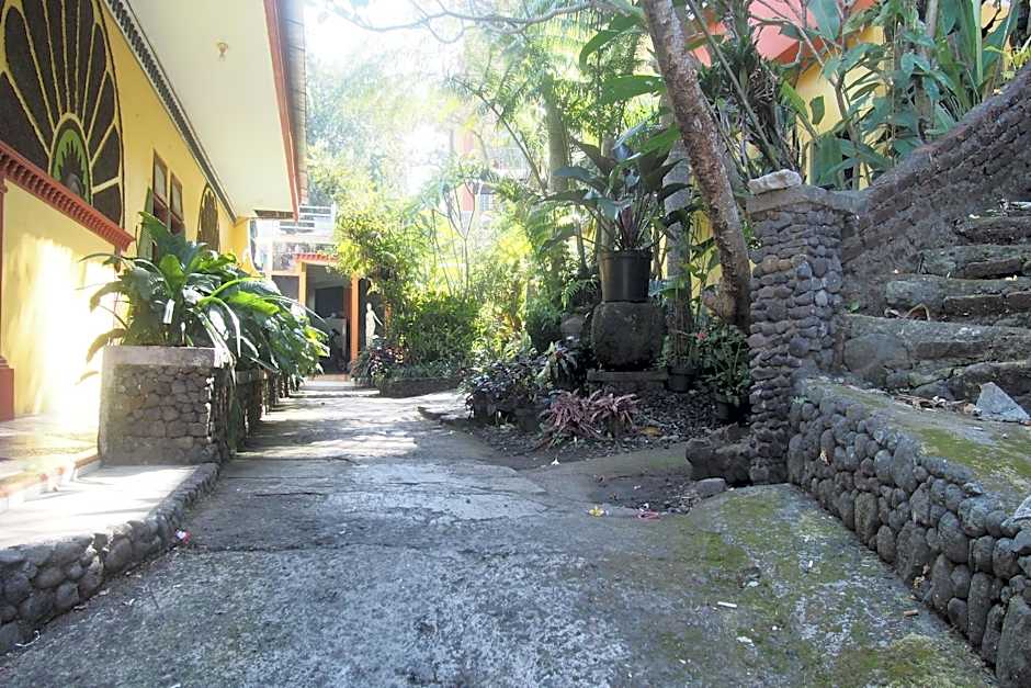 OYO Life 90646 Villa Karsinem Pasuruan