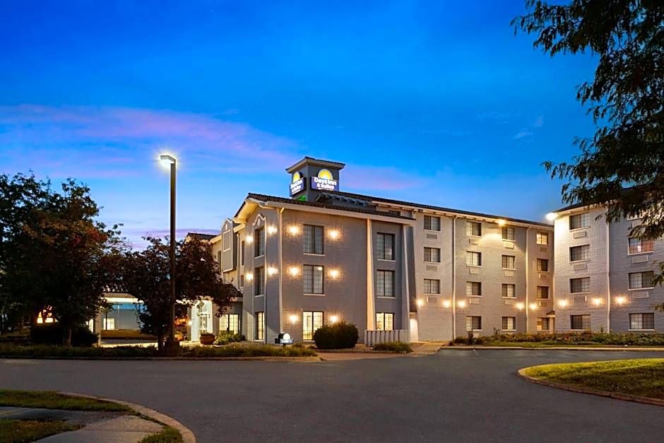 Days Inn & Suites by Wyndham Arlington Heights