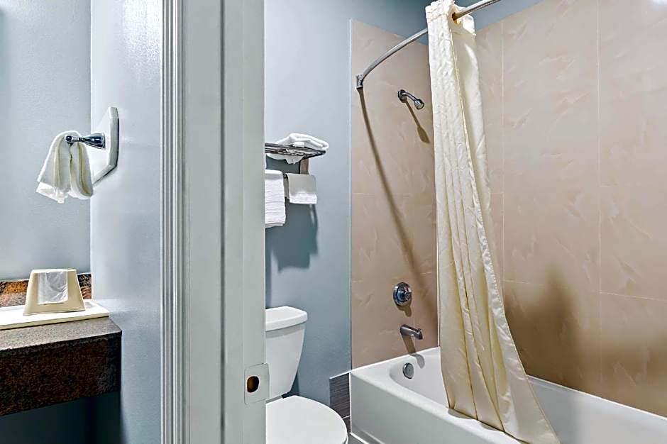Econo Lodge Inn & Suites