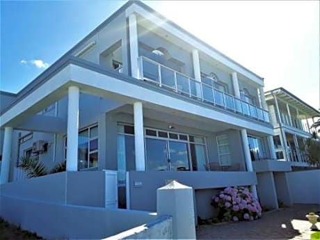 Hermanus Beachfront Lodge