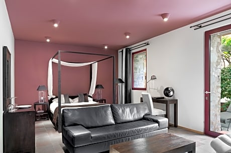 STANDARD ABOVE THE CELLARS