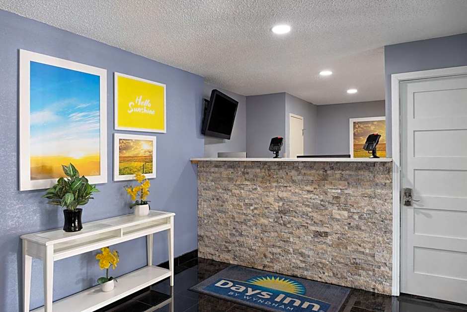 Days Inn & Suites by Wyndham Green Bay WI.