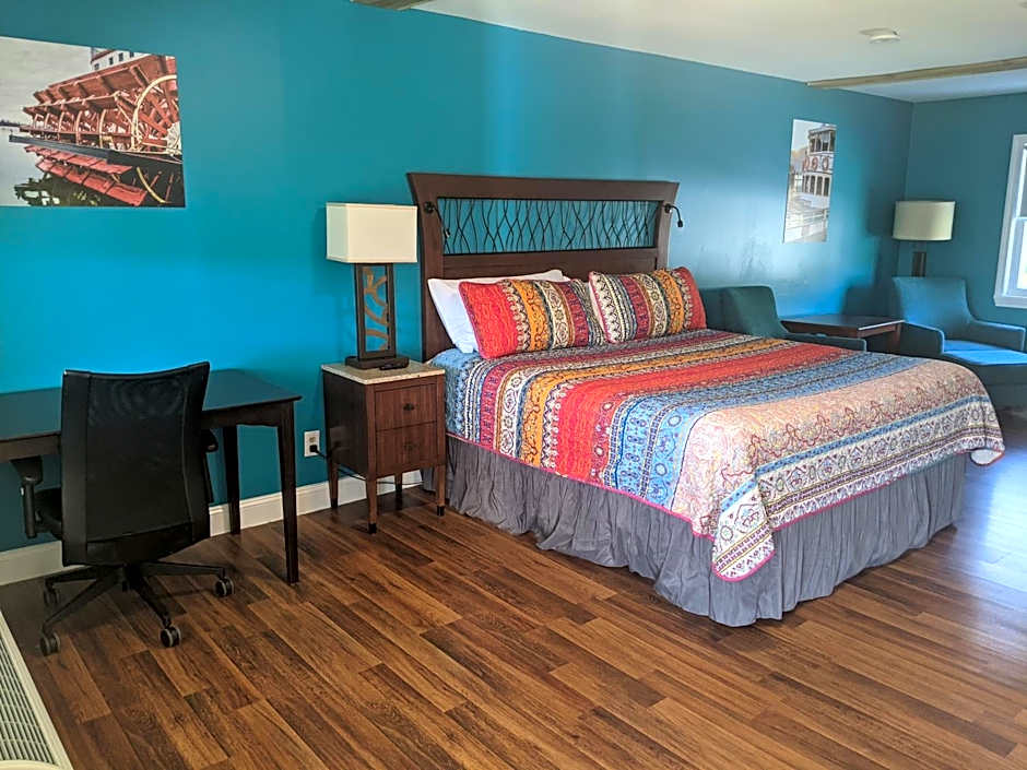 Riverboat Inn & Suites