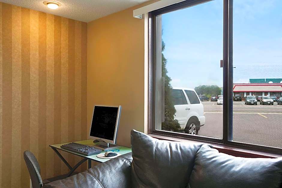 Super 8 by Wyndham Eau Claire WI