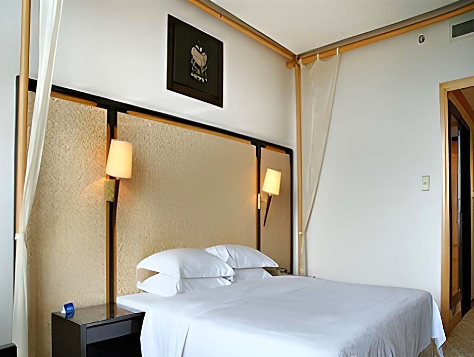 Photo 1 of 3 of Standard King Bed Room