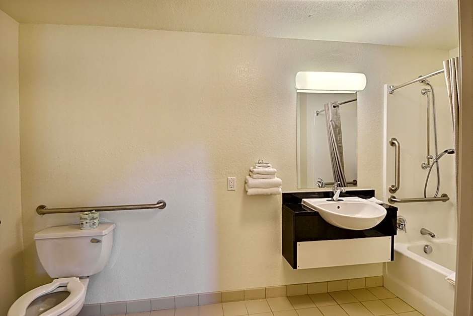 Travelodge by Wyndham Brattleboro VT