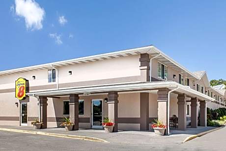 Super 8 by Wyndham Richlands/Claypool Hill Area