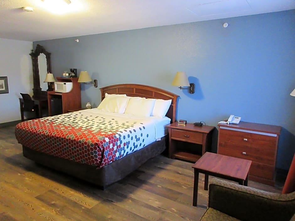 Econo Lodge Inn & Suites