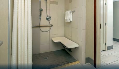 2 Queen Mobility/Hearing Accessible Ri Shower