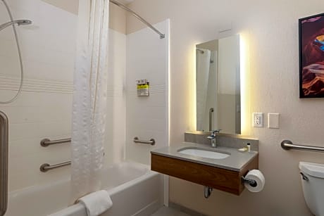 Suite with Bath Tub - Disability Access/Non-Smoking 