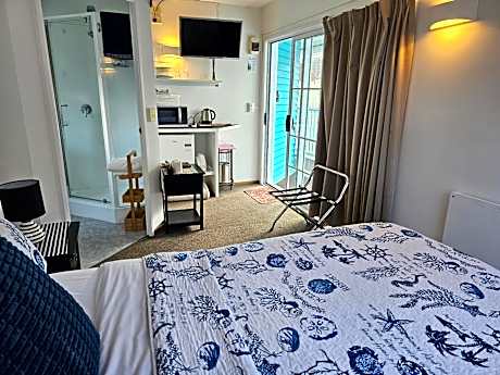 Studio with Free Netflix