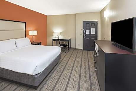 1 King 1 Queen Suite Comm Accessible