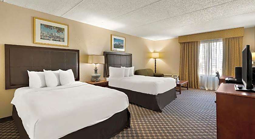 Hotel RL Cleveland Airport West