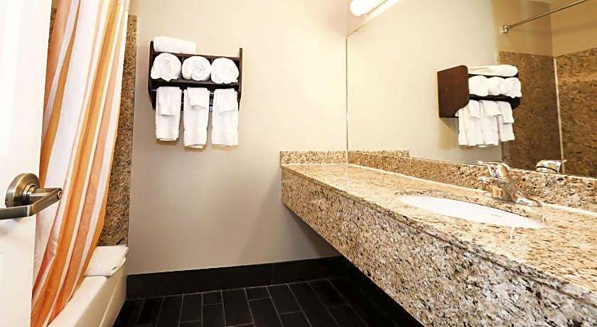 La Quinta Inn & Suites by Wyndham Sandusky