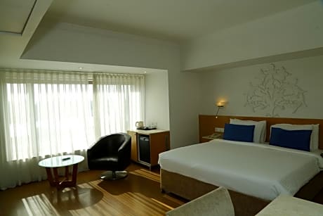 Deluxe Room - 1 Double Bed (15% discount on food and soft beverage)
