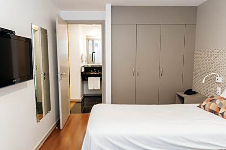 Standard Casal - 1 Cama Queen e 1 Sofá Cama, com sacada