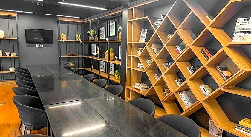 12 The Residence Hotel & Apartment