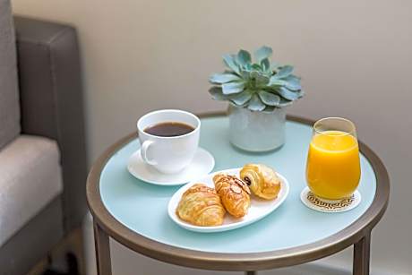 King Suite with Pool View