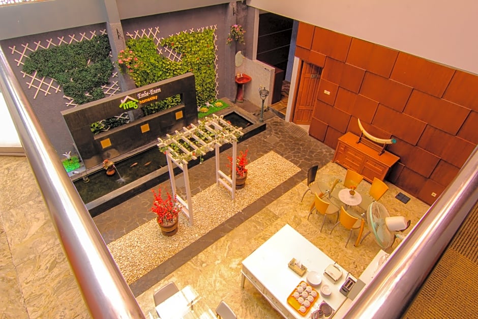 Embe Enem Homestay by ZUZU