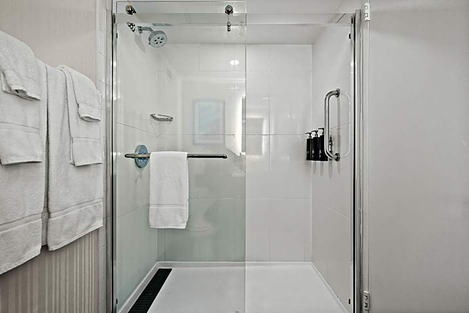DoubleTree by Hilton New York JFK Airport
