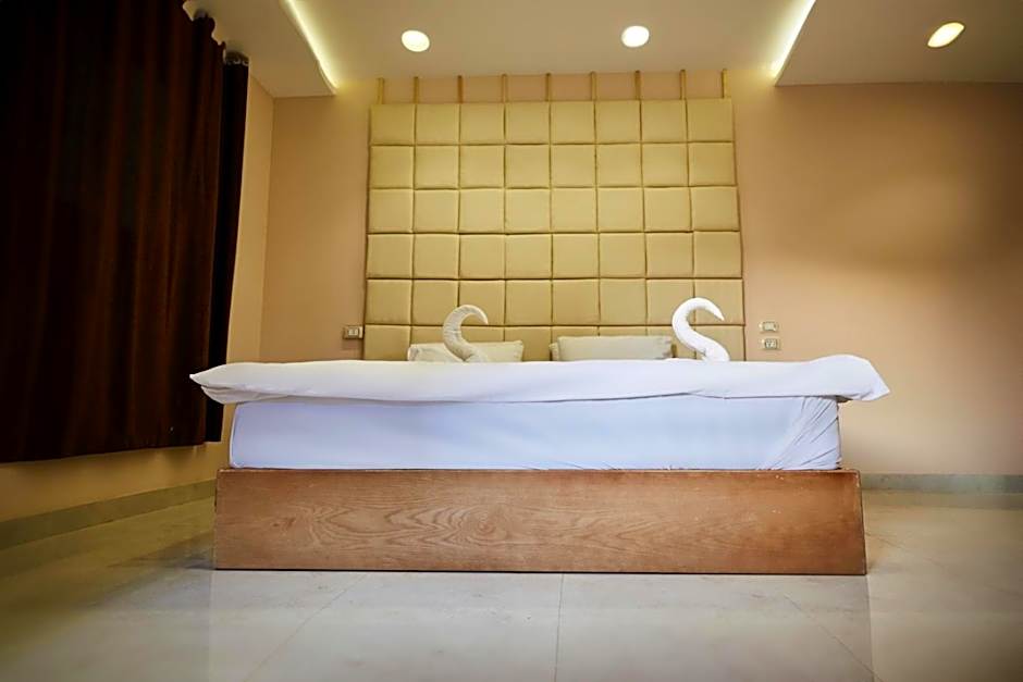 Grand Pyramid View Hotel