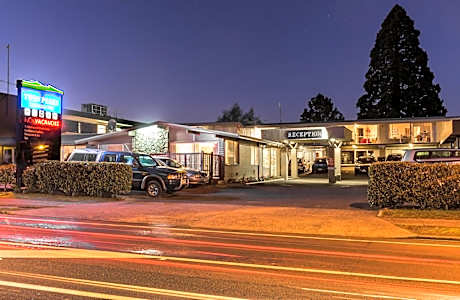Twin Peaks Lakeside Inn