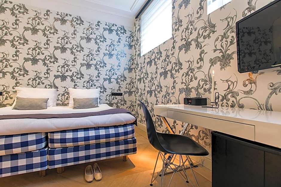 Amsterdam Canal Hotel