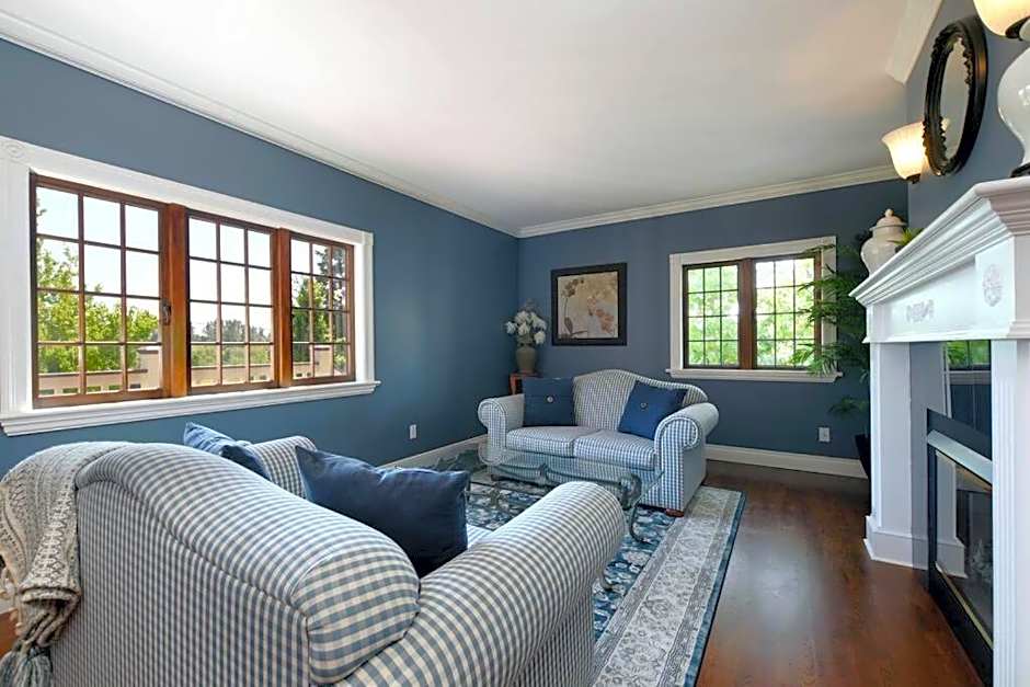 Character Stay across Swan Lake Nature Sanctuary