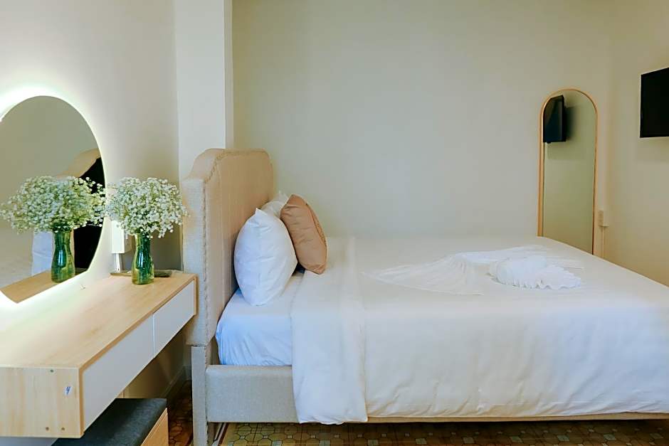 LA VIE EN ROSE HOTEL 2