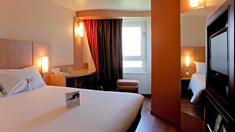 2 Adjacent Rooms