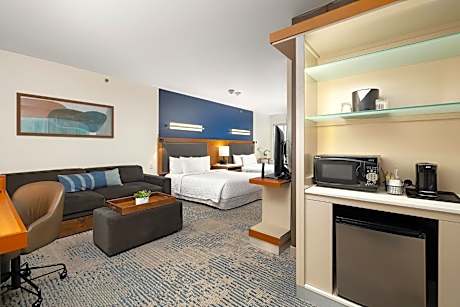 Queen Studio with Sofa Bed, Trundle bed and Adapted Tub - Mobility and Hearing Accessible