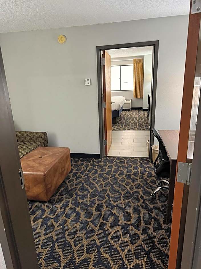 Greenlight Inn & Suites St James