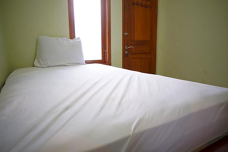 OYO Life 93382 Gajayana Kost Female Only Syariah