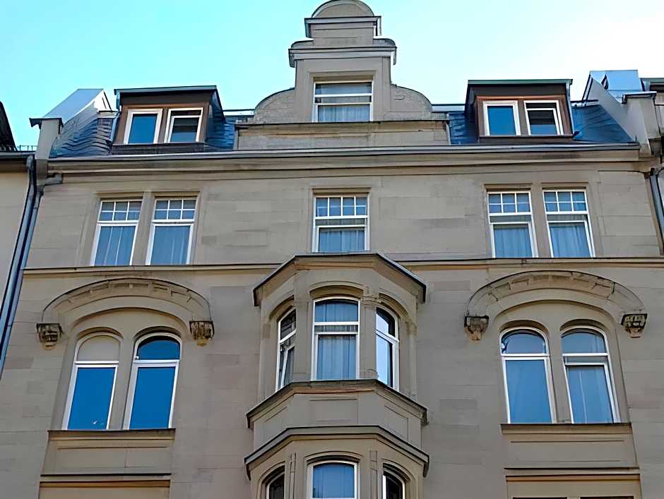 City Hotel West