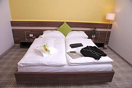 Double Room with Roll-In Shower - Disability Access