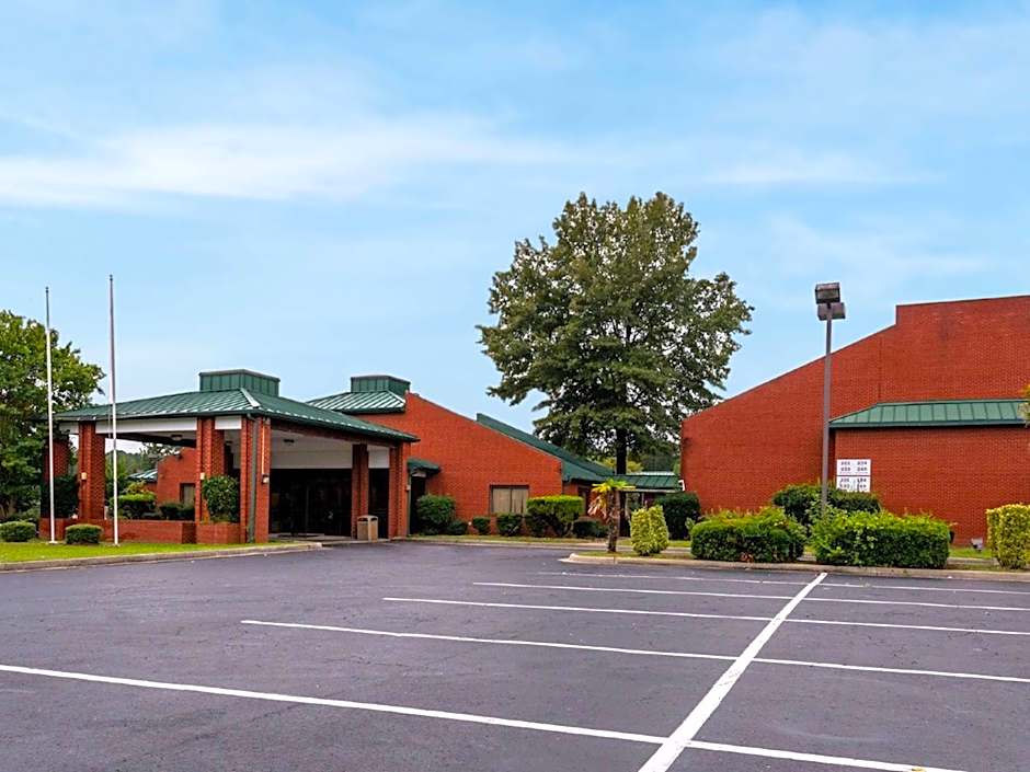 Studios and Suites 4 Less Emporia