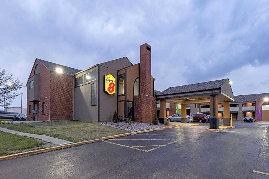 Super 8 by Wyndham Kansas City Airport North