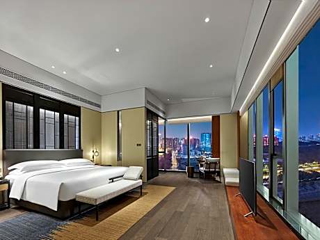 One-Bedroom Suite with Dining Area