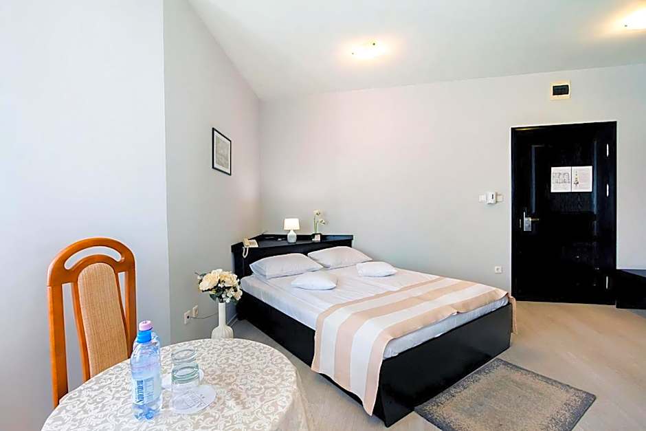 Astoria Hotel & Restaurant