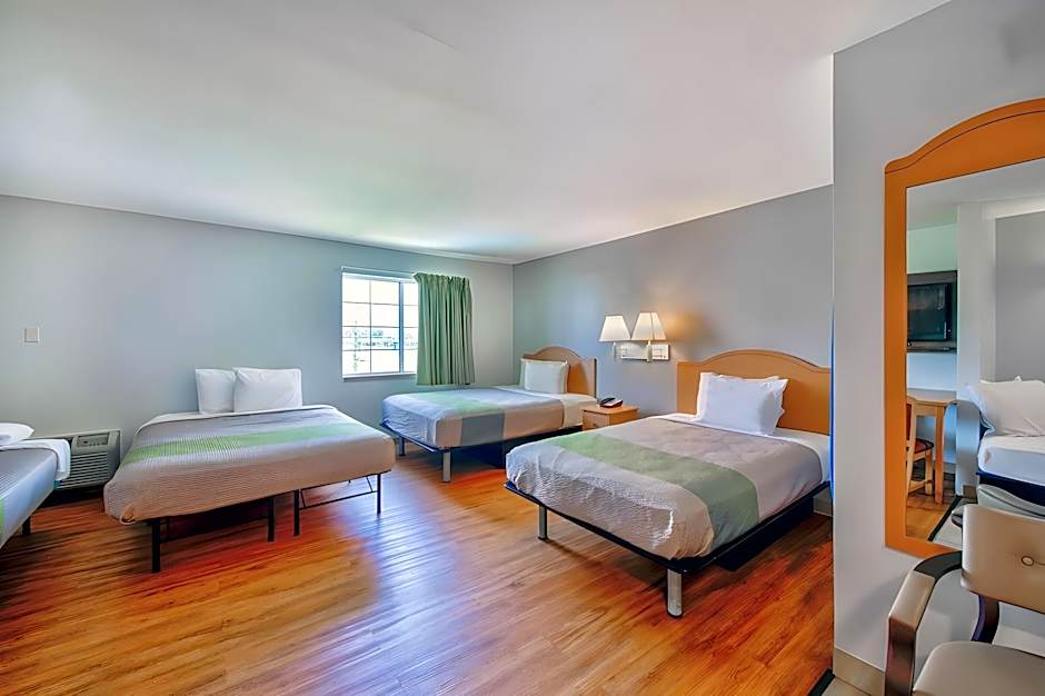 OYO Hotel Sulphur Kitchenette Daily Weekly Stays