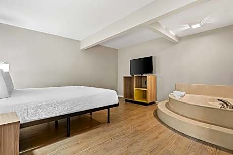 Deluxe King Studio Suite - Non-Smoking