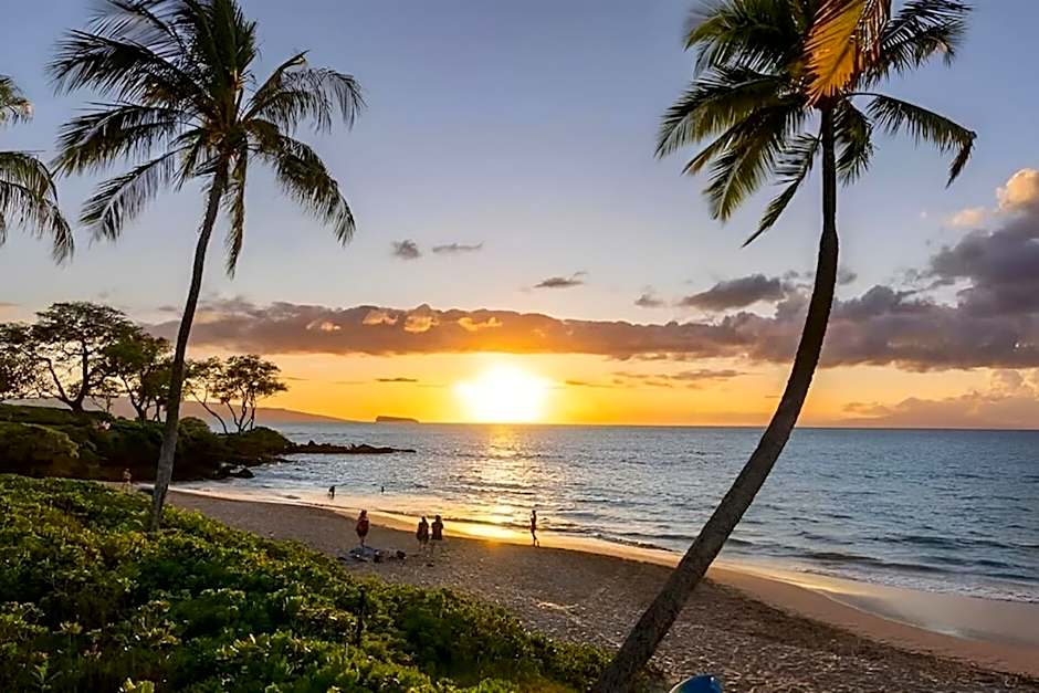 Updated Kihei Studio, Steps to Beach with Pool, Hot Tub & Parking