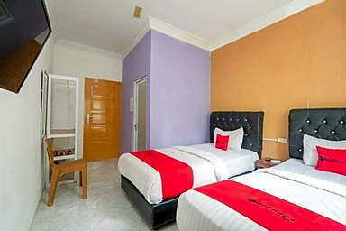 RedDoorz Syariah near Transmart Padang