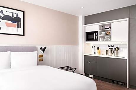 Studio King Suite with Bathtub