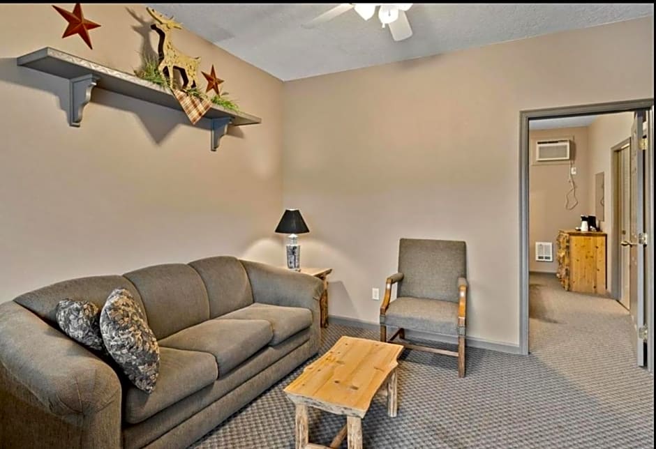 Southfork Lodge - Riverside Inn