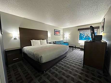 King Suite with Sofa-Bed - Accessible/Non-Smoking