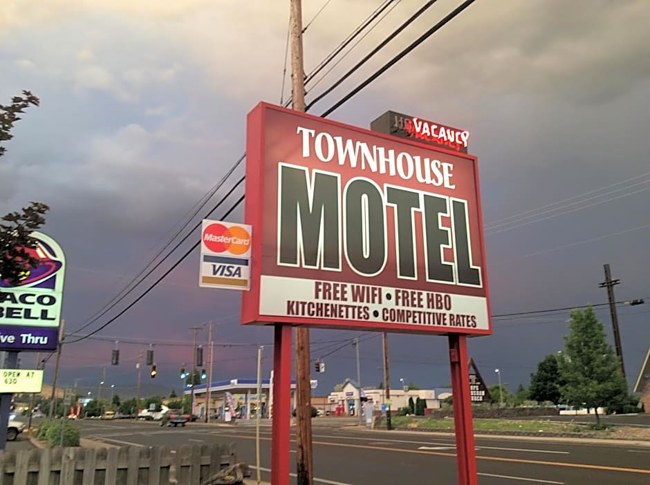 Townhouse Inn & Suites